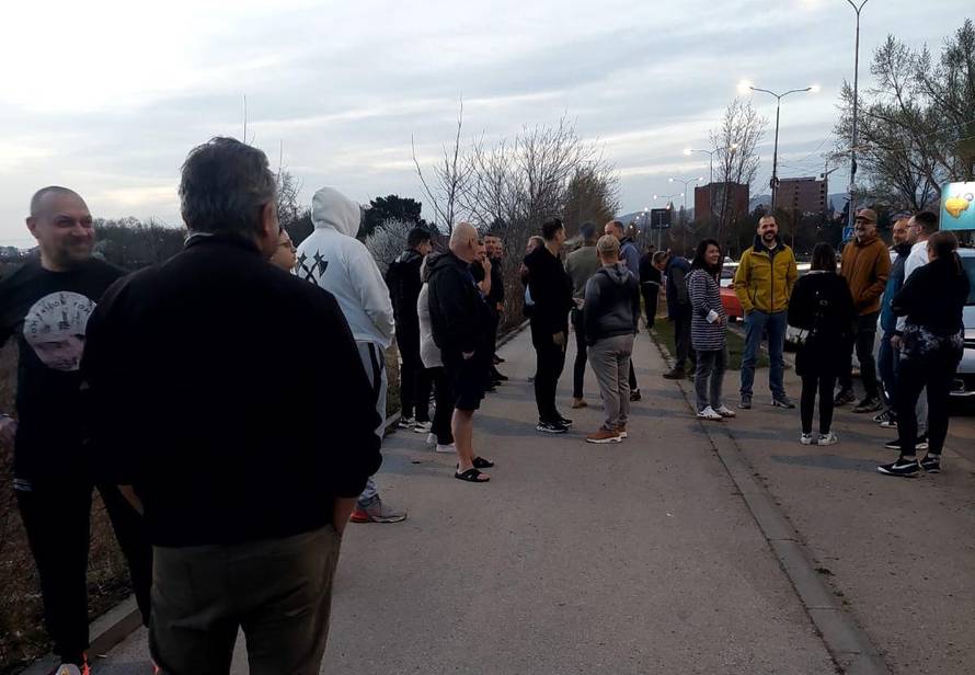 Vučić se obratio javnosti: Bilo je oko 100.000 ljudi. Arhiv javnih skupova: Bilo je oko 300.000!