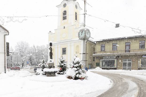 Gospić pod debelim snijegom, jutros izmjerena 23 centimetra