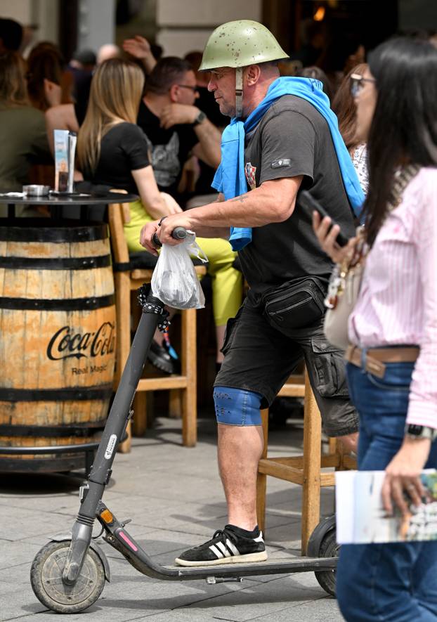 Zagreb: Šljem glavu čuva u vožnji romobilom