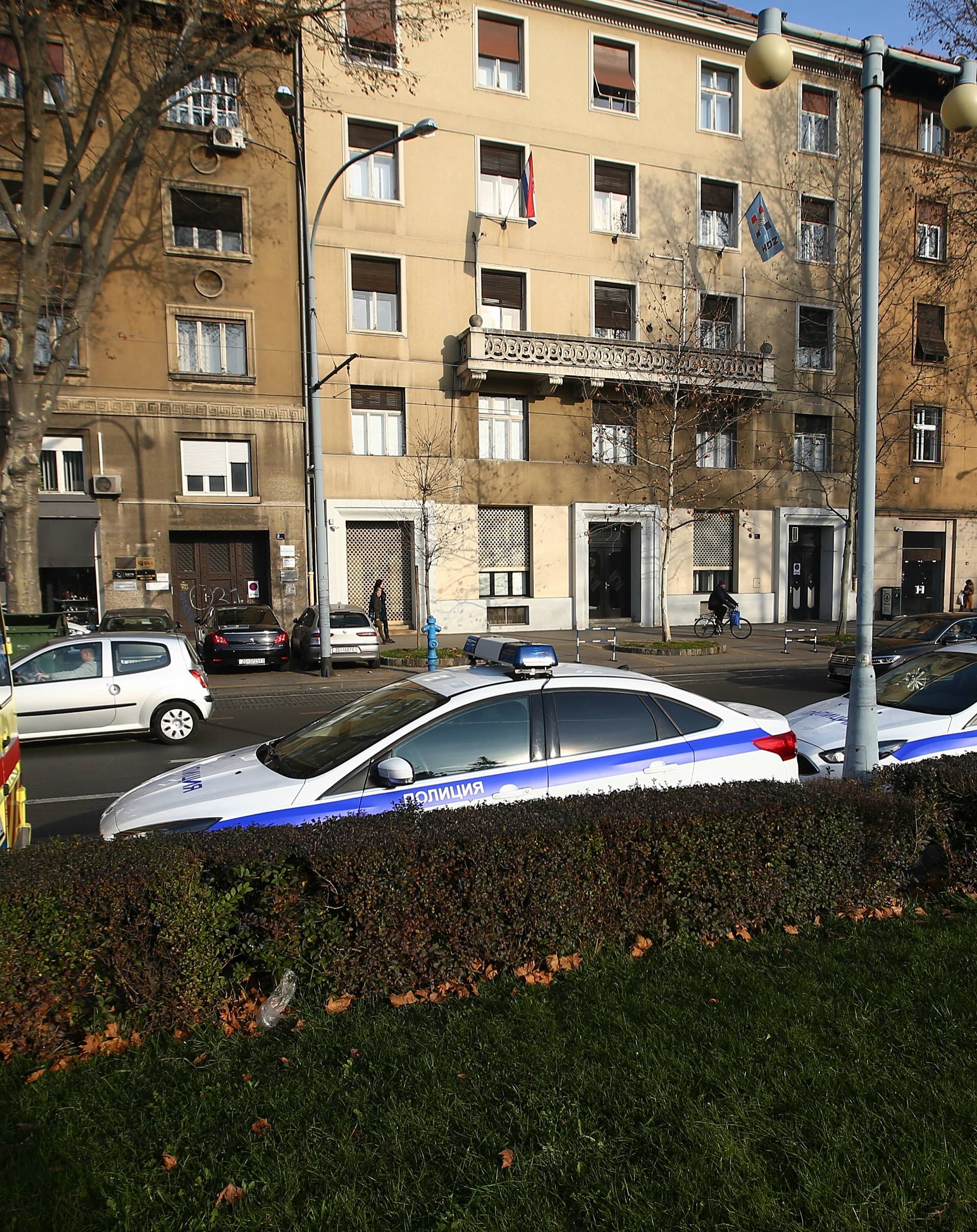 Loše im se piše: Auto ruske policije pred zgradom HDZ-a