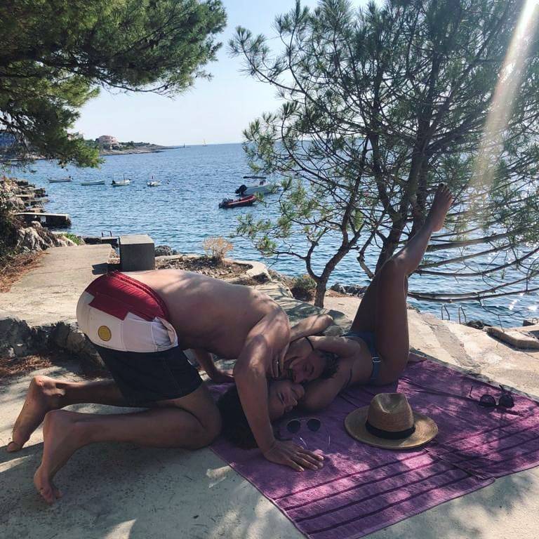 Nives i Goran ljube se na plaži: 'Uz tebe se osjećam sigurno'