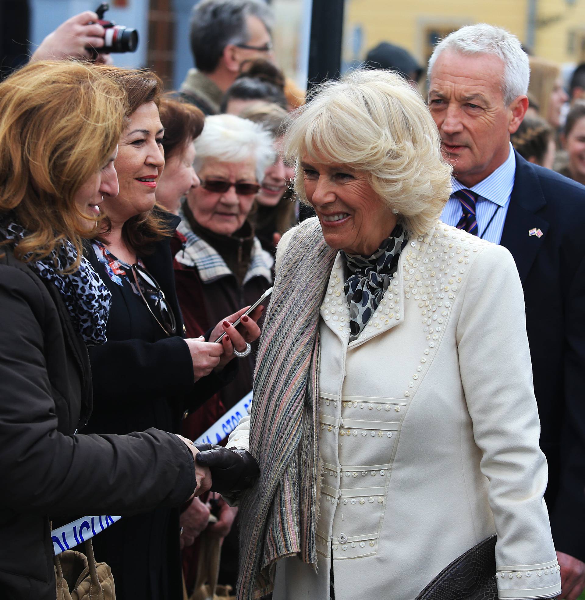 Charles i Camilla u Osijeku: Na trgu ih je dočekalo 2000 ljudi