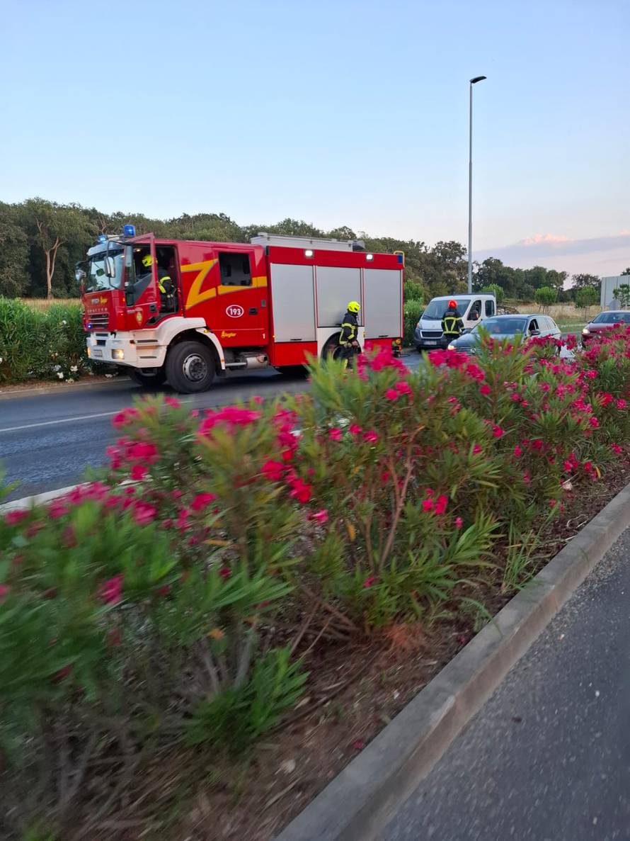 NEVJEROJATNA SNIMKA IZ PULE! Majstore, gori ti prikolica: 'Svi su mu trubili, a on je vozio...'
