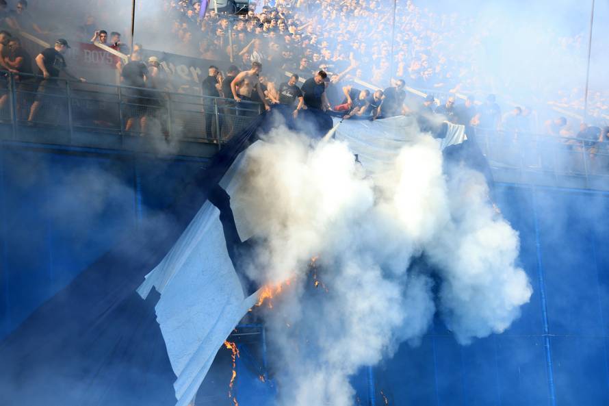 Torcida zapalila veliki transparent Bad Blue Boysima