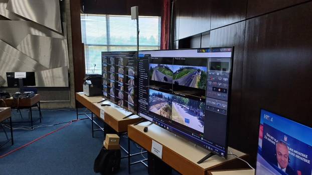 FOTO Evo kako izgleda VAR soba MUP-a za Thompsonov koncert