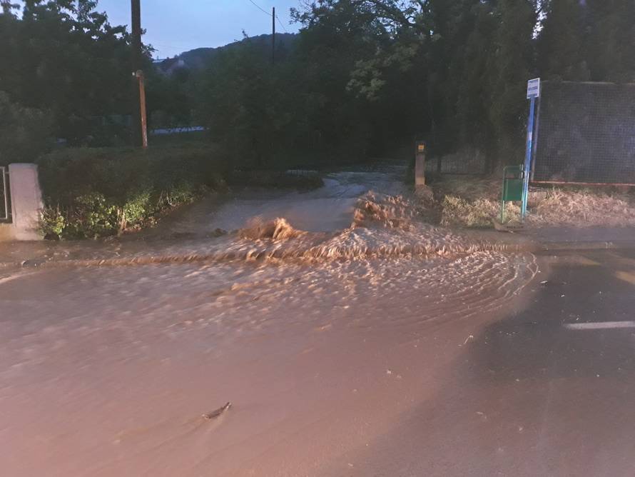 Opet snažno nevrijeme: Kiša potopile ulice, padala je i tuča