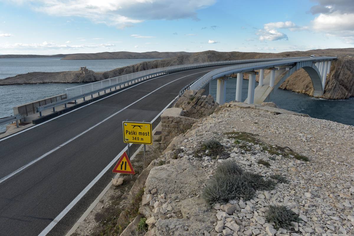 HAK: Za sav promet zatvoreni su Paški most i Maslenica, zbog vjetra prekinute trajektne linije