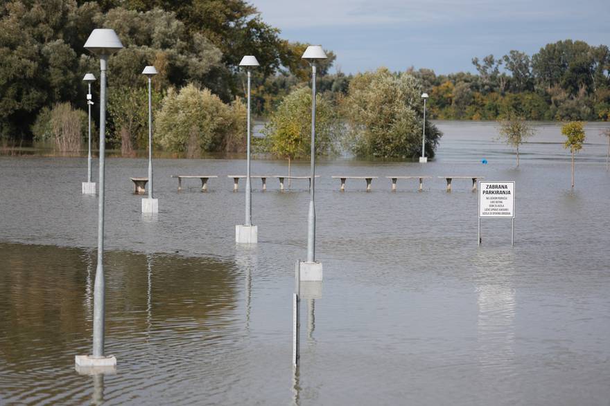 Zeleni otok kod Batine potpuno odsječen, vodostaj Dunava i dalje raste