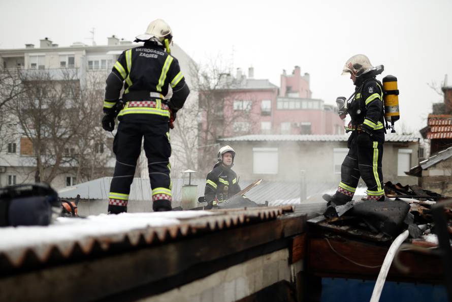 Drama: Ugašen požar na kući, vlasnika su prevezli u bolnicu