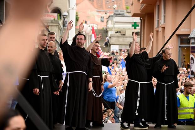 Zagreb: Dolazak hodočasnika Antunovskog hoda na Trg bana Josipa Jelačića