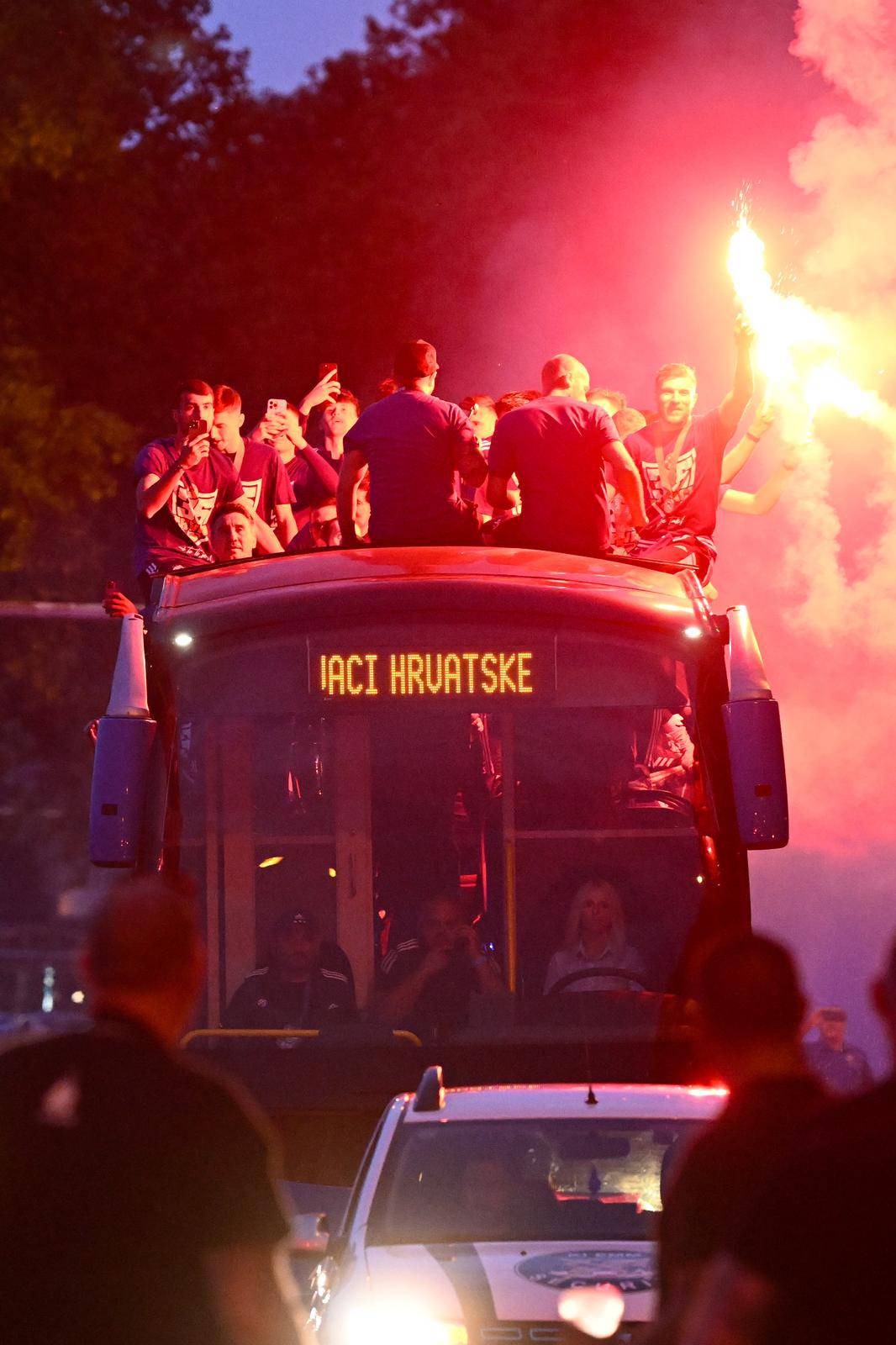 Nogometaši Dinama u otvorenom autobusu idu prema Trgu na proslavu naslova prvaka