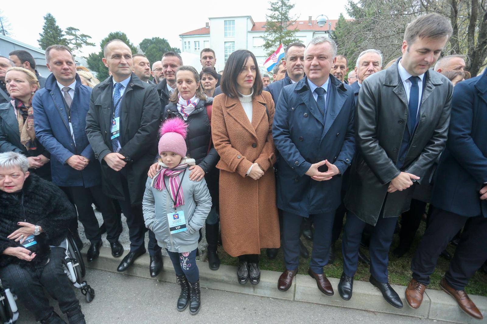 Brojni građani, branitelji i državni dužnosnici okupljaju se ispred bolnice u Vukovaru