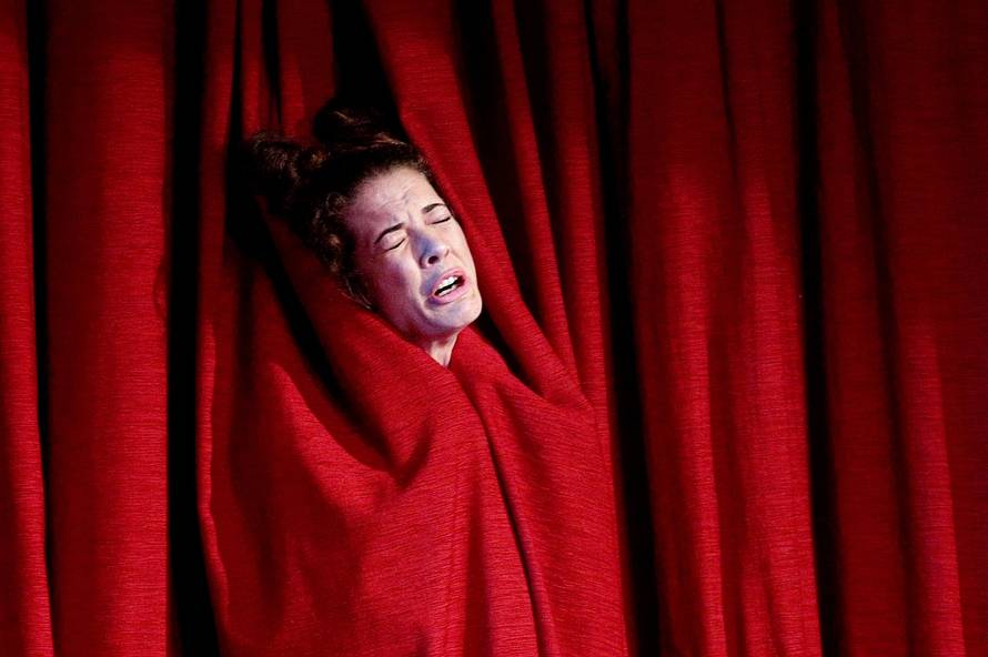 Prevarili ih: Dobili ovrhu zbog struje, a imaju jednu žarulju...