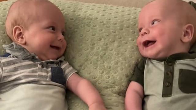 VIDEO Snimila trenutak kada su se njezini blizanci nasmijali jedan drugom prvi put