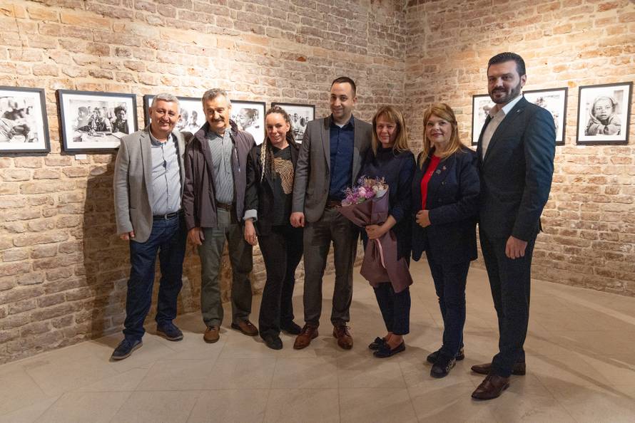 Osijek: Svečano otvorenje izložbe fotografija fotoreporterke Pixsella Emice Elveđi "Srce za Afriku"