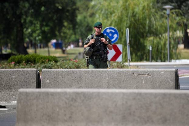 Zagreb: Ispred Hipodroma postavljeni betonski blokovi i osiguranje s dugim cijevima