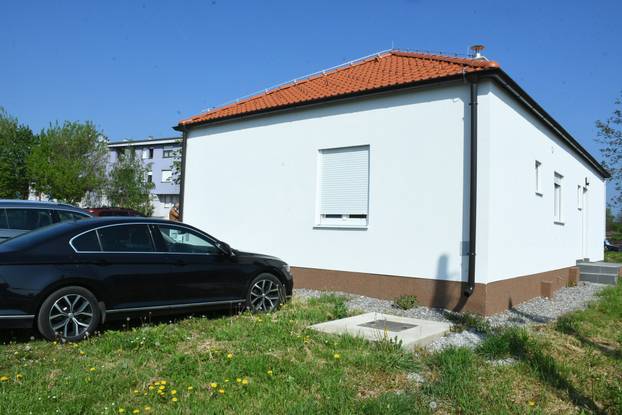 Petrinja: Ministar Bačić obišao tri obitelji koijim su izgrađene zamjenske kuće