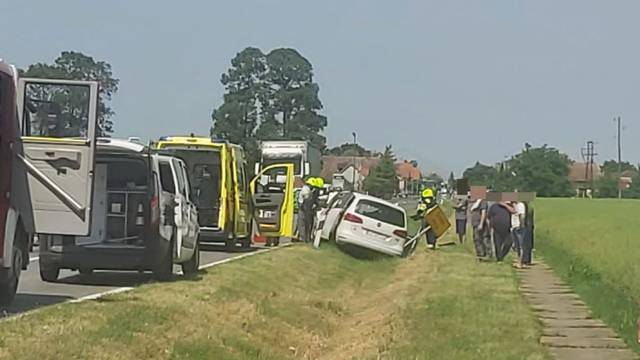 Nesreća kod Osijeka: 'Prizor je strašan, vatrogasci hidrauličnim škarama režu jedan automobil'