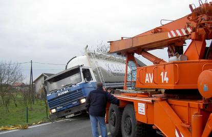 Zaštitari i policija izgurali kamion-cisternu s ceste