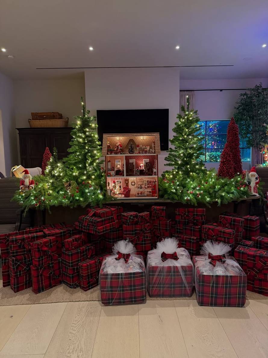 Kris Jenner (70) stisnula se uz 25 godina mlađeg partnera i odmah pokrenula raspravu...