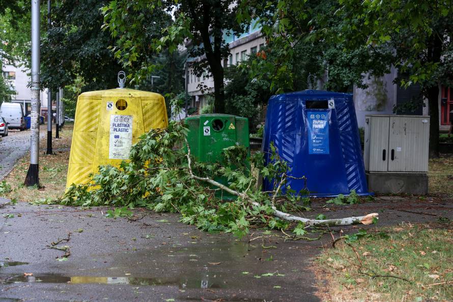 Zagreb: Vatrogasci uklanjaju stablo koje je palo u Ulici Svetog Mateja