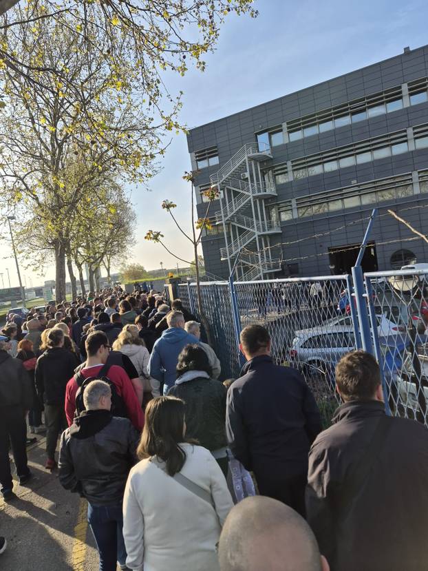 FOTO Pogledajte zbog čega su Zagrepčani stajali u redovima: Prodavali bicikle, mobitele...