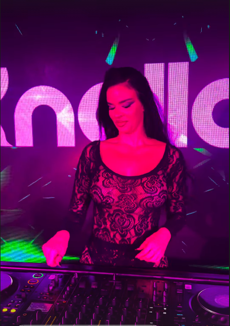 FOTO Ivana Knoll otkrila kako se provodi u Miamiju: U seksi odjeći jedva obuzdala obline