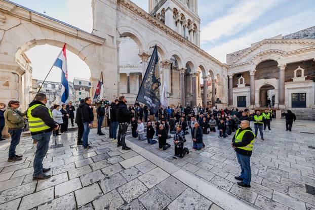 Molitelji su se okupili na Splitskom Peristilu