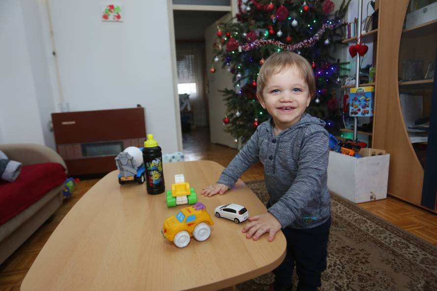 "Moj sin ima staklene kosti, ako padne sav će se polomiti"