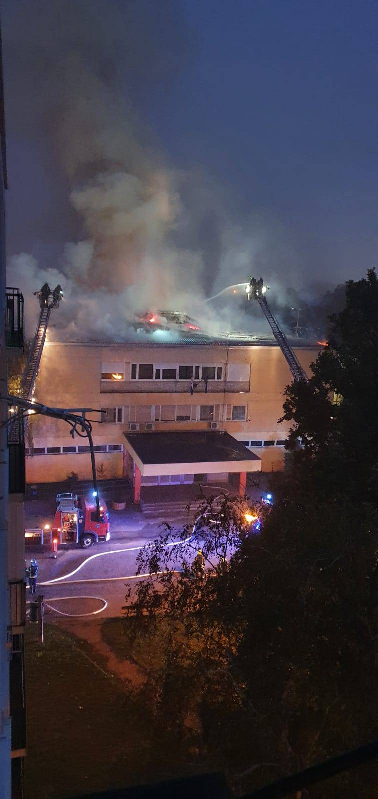 VIDEO Osnovna škola u Zagrebu gorjela više od dva sata, jedan vatrogasac je lakše ozlijeđen