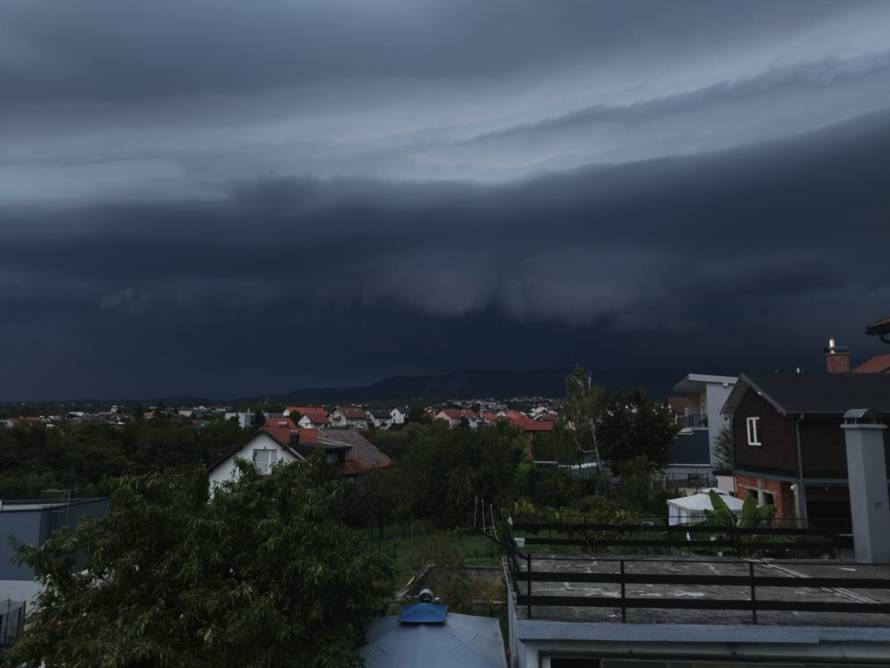 FOTO Crni oblaci zamračili nebo nad Zagrebom: 'Snažan vjetar mi je sve razbacao na balkonu'