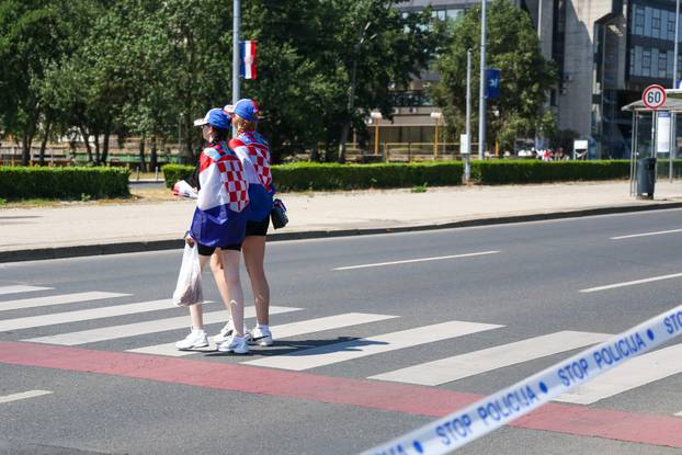 Zagreb: Obožavatelji idu prema fan zonama gdje će čekati ulazak u Hipodrom