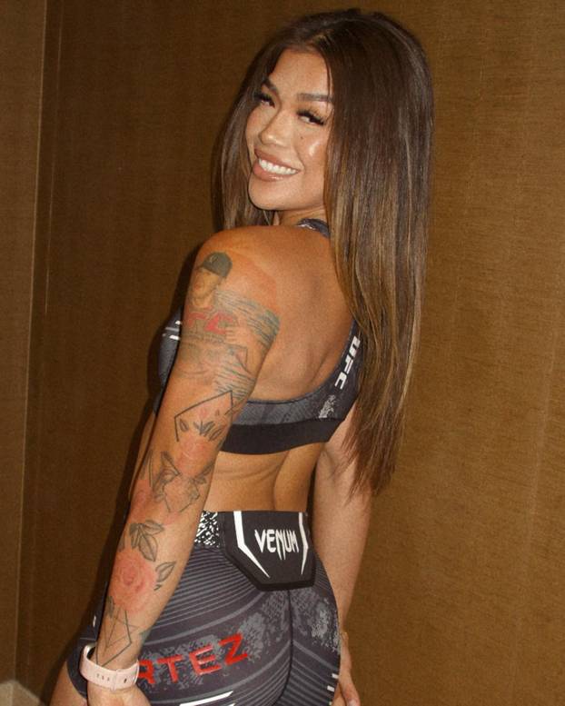 FOTO Atraktivna borkinja UFC-a i Playboyeva zečica snimile su kako se hrvaju. Fanovi u ekstazi