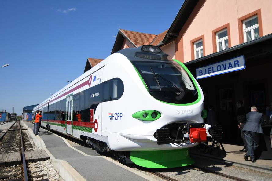 Prvi elektrobaterijski vlak stigao u Bjelovar