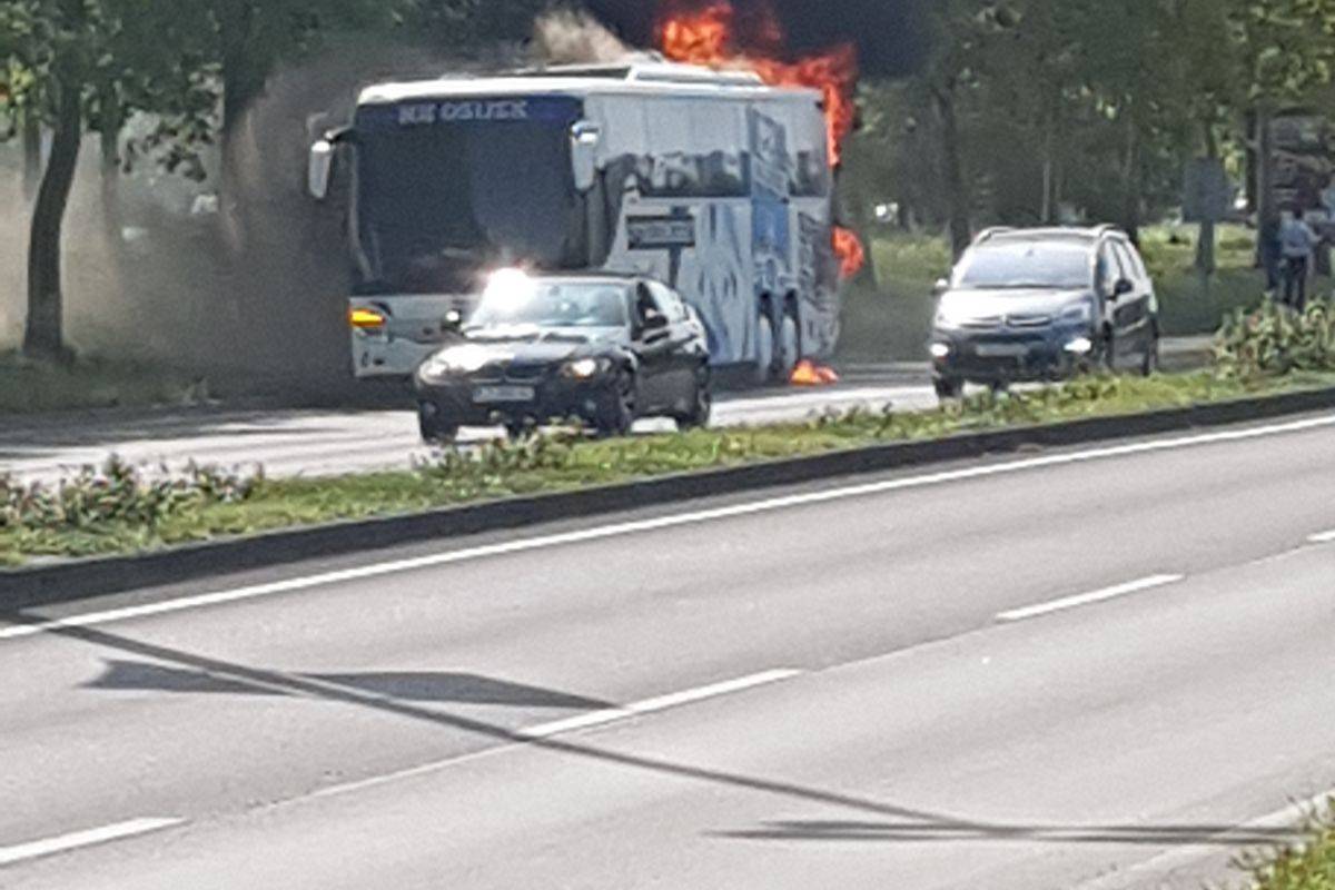 Buktinja na Slavonskoj Aveniji: Zapalio se autobus NK Osijek