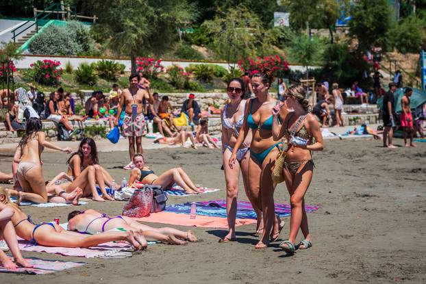 Split: Kupači na plaži Bačvice