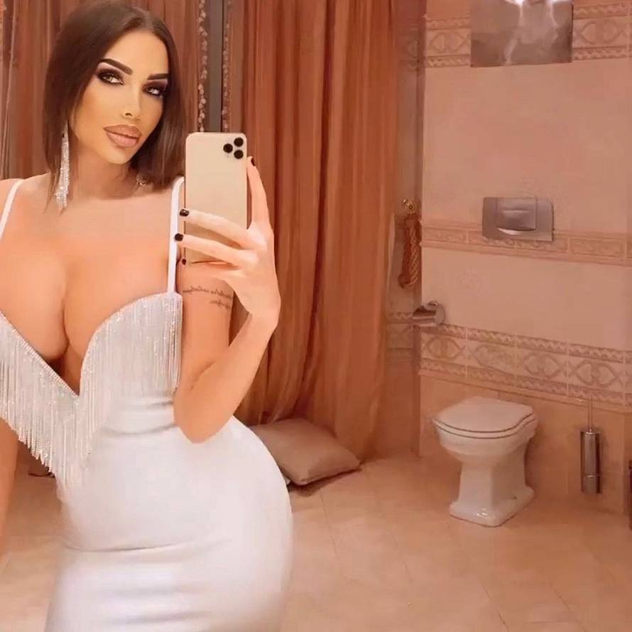 Barbara Šegetin prati dečka na teniske mečeve, drže se za ruke