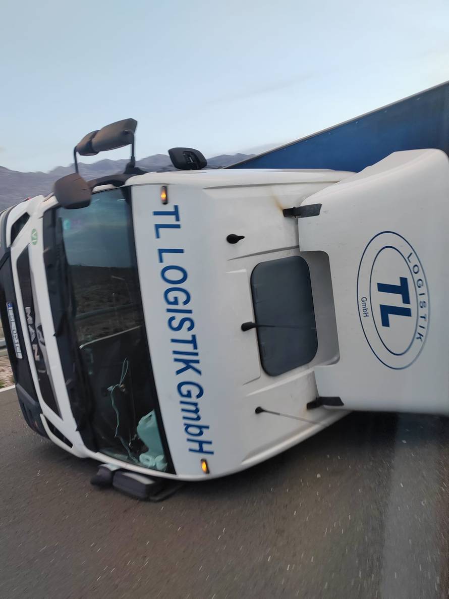 VIDEO Prevrnuo se kamion kod Svetog Roka: Bura zatvorila A1