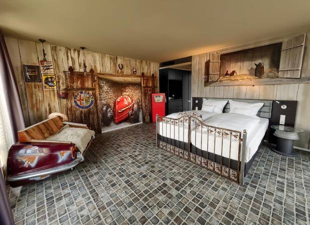 FOTO Jedinstveni hotel za ljubitelje auta: Noć provodite u preuređenim vozilima
