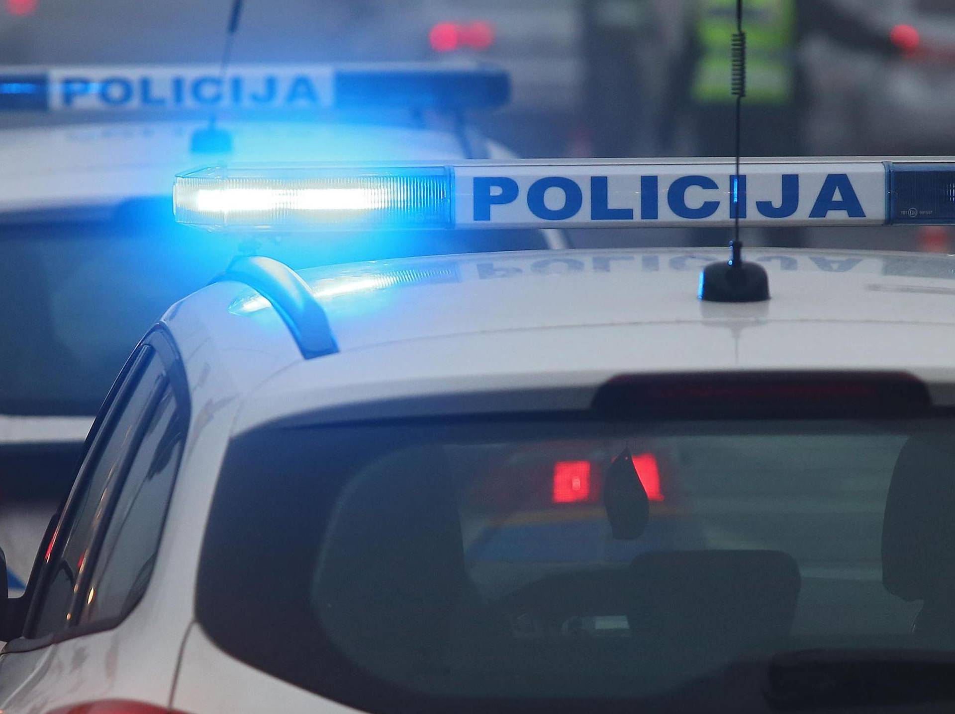 Došli ga uhititi, a on ih napao: Jedan policajac lakše ozlijeđen