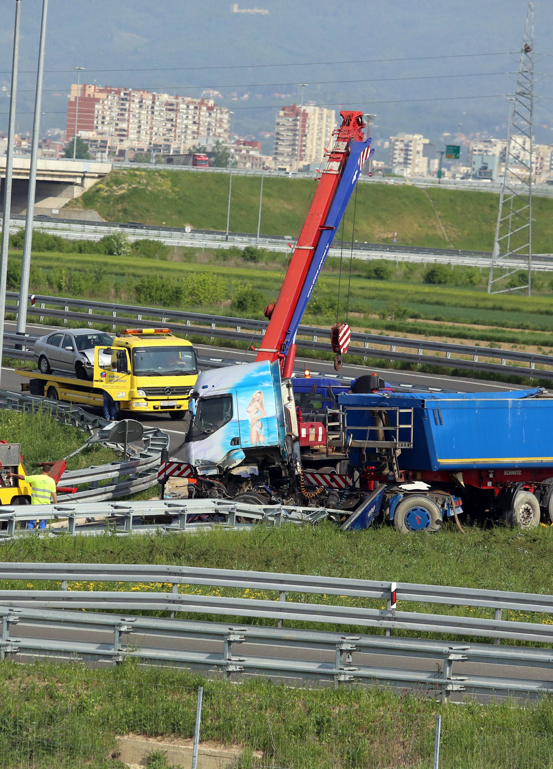 Nesreća kod čvora Veliko Polje: Sudarila se dva tegljača i auto