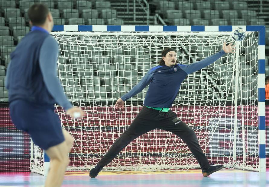 Zagreb: Zagrijavanje igrača uoči početka utakmice RK Zagreb i Paris Saint-Germain