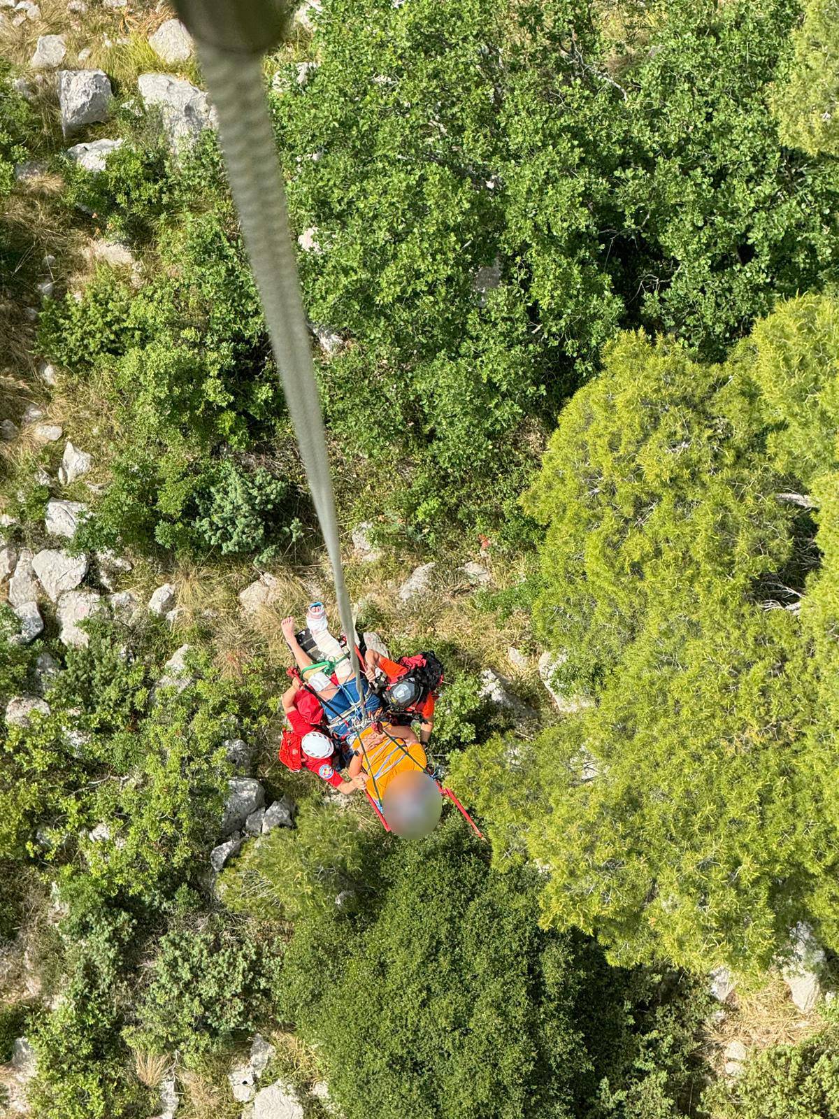 VIDEO Pogledajte snimku: Turist na Paklenici slomio nogu, HGSS-ovci ga spašavali helikopterom!