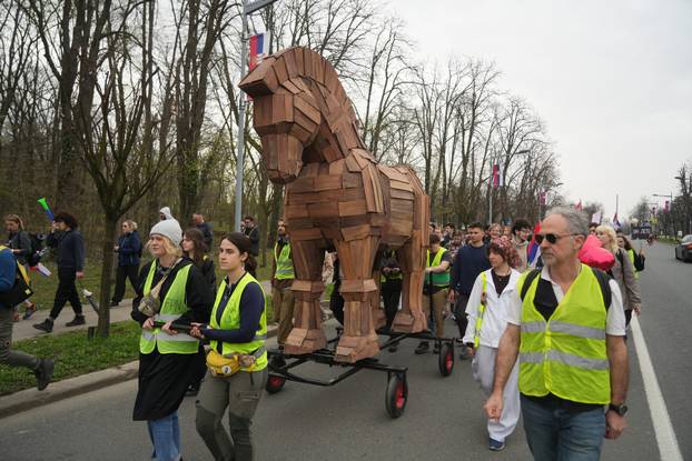 Beograd: Studenti Fakulteta likovnih umjetnosti i Fakulteta političkih znanosti izradili su Trojanskog konja 