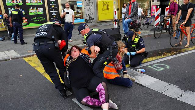 Monitoring "Letzte Generation" (last generation) activists protest in Berlin