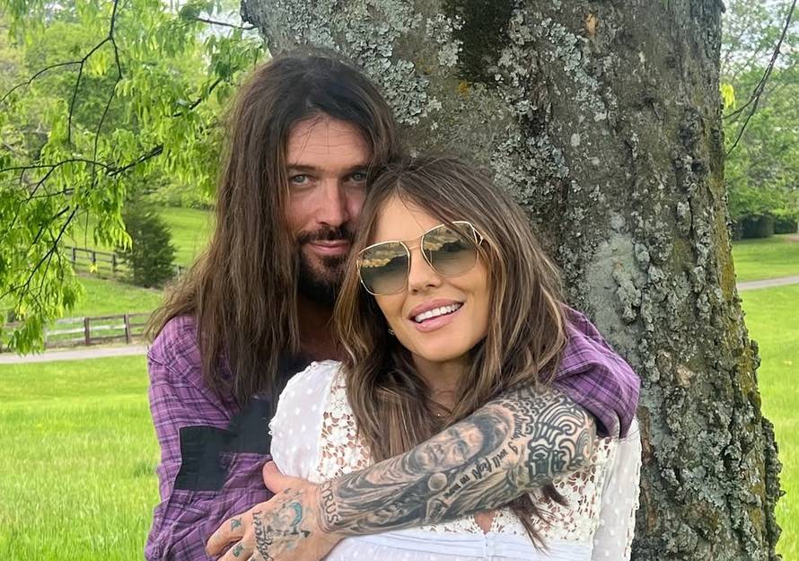 Doček za pamćenje: Elizabeth Hurley na sebi imala samo bikini, kaput, remen i pištolj