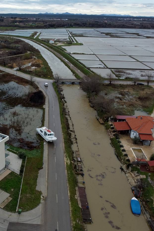 Nin: Pogled iz zraka na poplavljeno područje gdje je voda na cestu izbacila brod