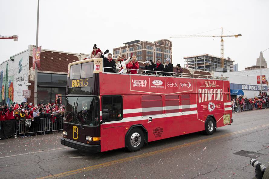 Divljao uoči parade Chiefsa pa ga 'imobilizirali' i složili na pod