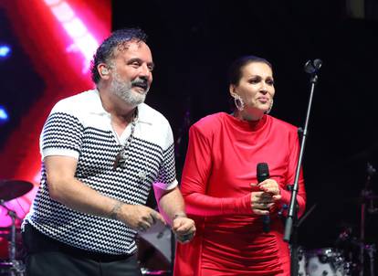 FOTO Nina Badrić i Tony Cetinski udružili snage i rasplesali cijeli Šibenik na 'Šubićevac liveu'...