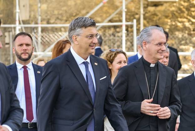 Zagreb: Premijer Plenković se sastao sa zagrebačkim nadbiskupom Draženom Kutlešom i obišao katedralu